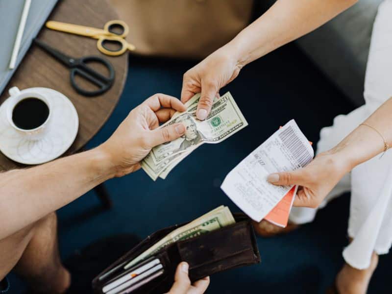 Mơ thấy tiền giấy tượng trưng cho tài lộc, dòng chảy tài chính của một người