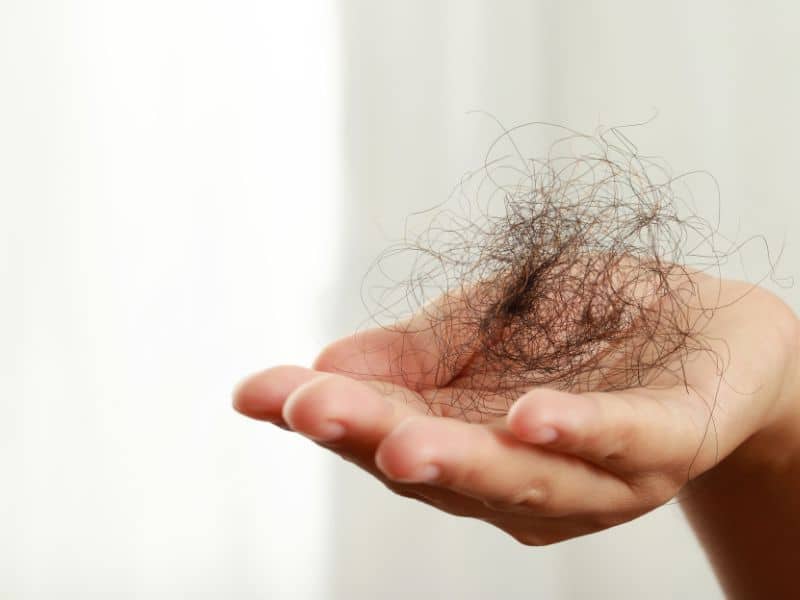 Nằm mơ thấy vuốt tóc rụng