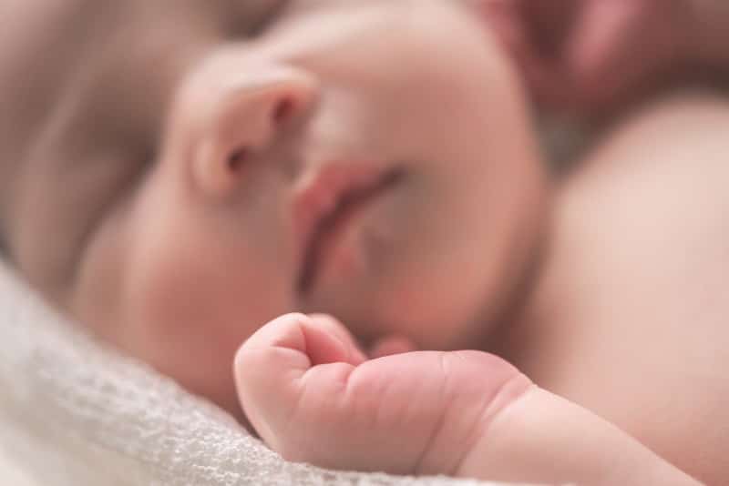 Giải mã giấc mơ thấy em bé chết